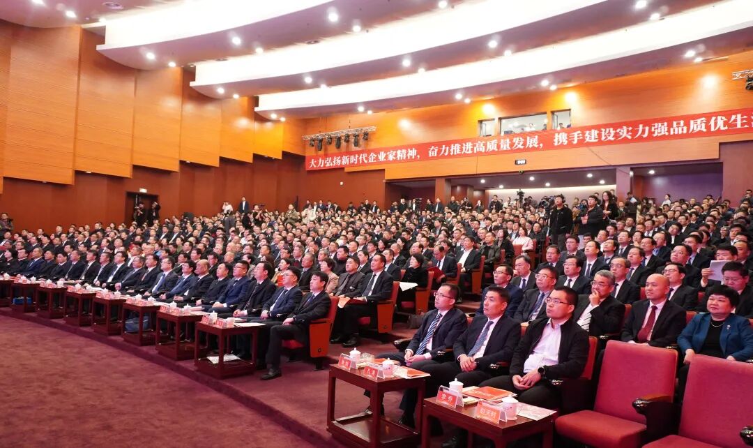 同心同行·共创未来-在2025潍坊企业家大会上，市领导为公司科技副总颁发聘书