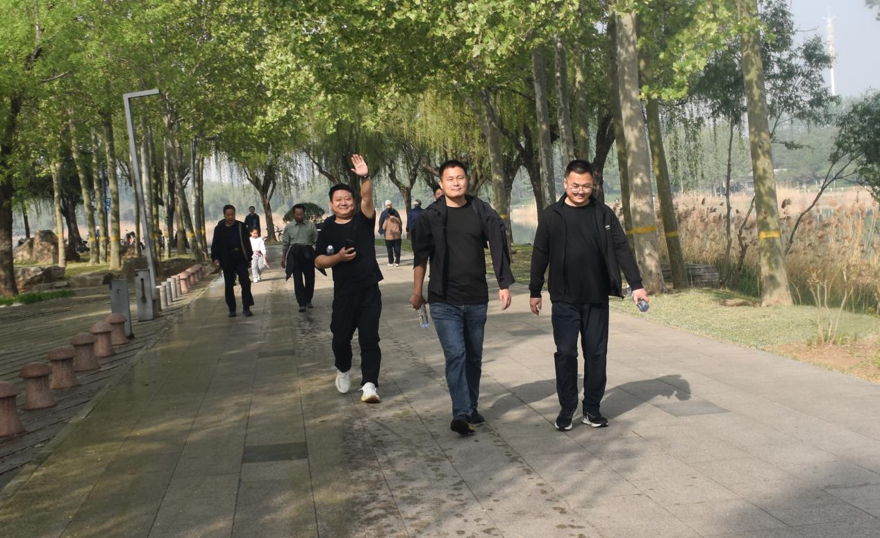 环球软件开展春日健步走团建活动