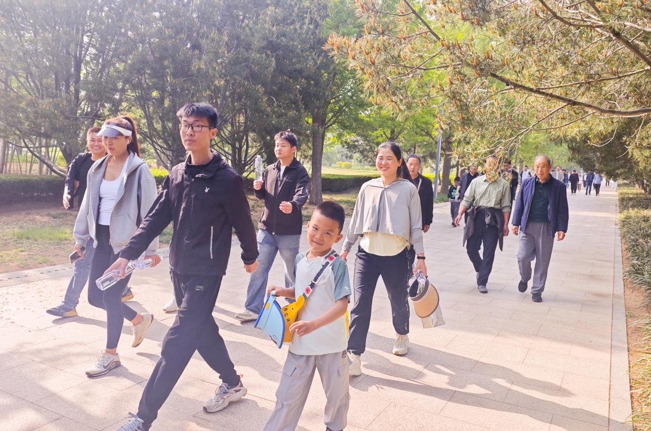 环球软件开展春日健步走团建活动